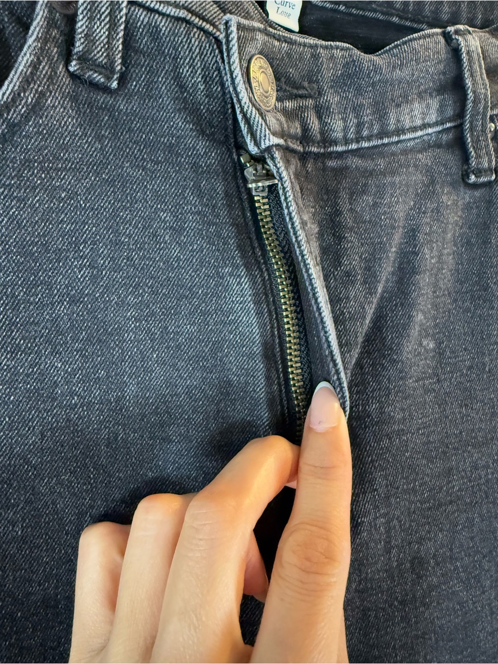 Abercrombie & Fitch The '90's Slim
Straight Ultra High Rise Jeans Size: 27/4 - Picture 7 of 12